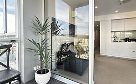 Sky View Apartment Cbd Skyline 2Br Apartment Balcony Spa Access Sleeps 6
